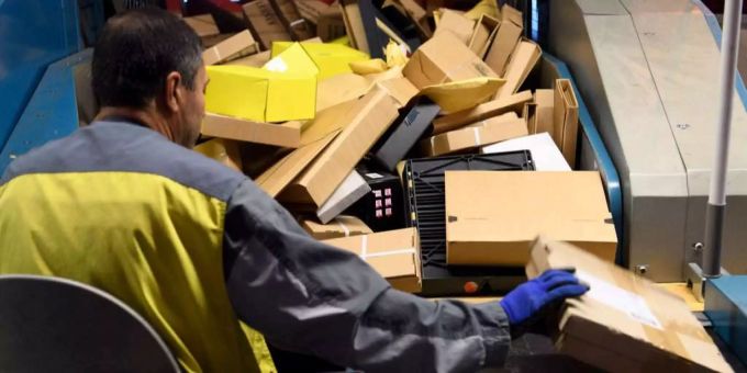 Bei der Post müssen Angestellte sich in der Freizeit impfen lassen. Impfen