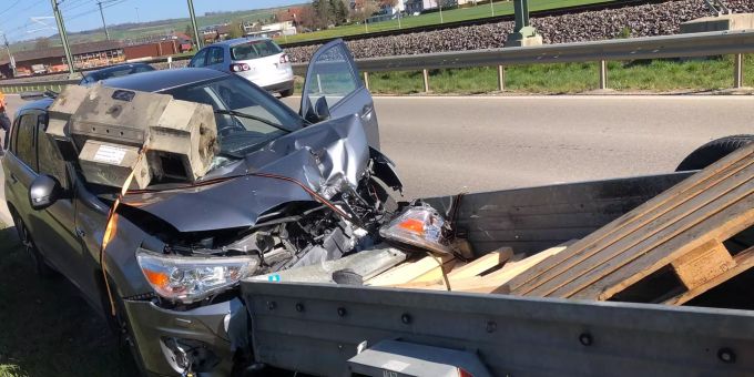 Verlorener Autoanhänger verletzt 81-jährigen Mann.