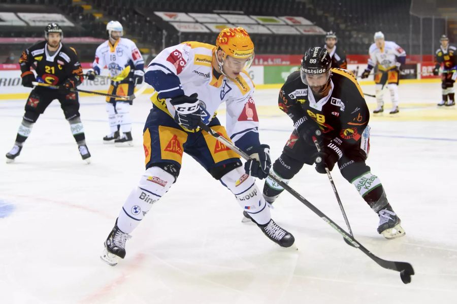 EVZ-Topskorer Gregory Hofmann (l.) kämpft mit Berns Cory Conacher (r.) um die Scheibe.