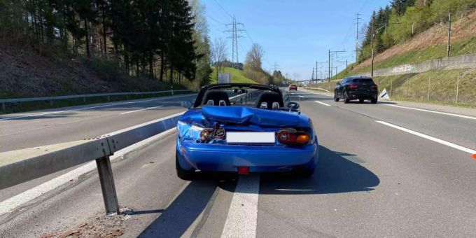 Das Auto erlitt Totalschaden. risch-rotkreuz