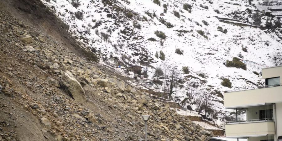 Die Gesteinsbrocken kamen unmittelbar vor einem Wohngebiet in Raron zu Halt. Weil diese das Bett des Bietschbachs verstopften, drohte eine Überschwemmung. (Archivbild)