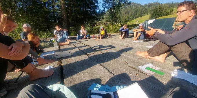 Studierende des Bachelor-Lehrgangs Umweltingenieurwesen der ZHAW bei einem Besuch in Sattel (Spätsommer 2020). Studierende
