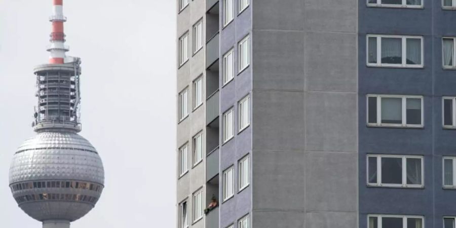 Der Fernsehturm ist hinter einem Wohnblock in Berlin-Mitte zu sehen. Bezüglich illegaler Ferienwohnungen wurden in Berlin Bussgelder in Millionenhöhe erhohen. Foto: picture alliance / Bernd von Jutrczenka/dpa