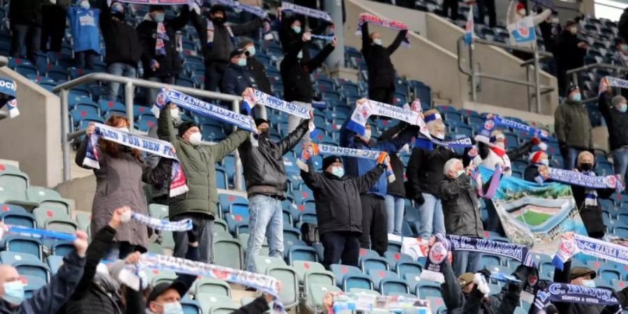 777 Fans waren beim Sieg von Hansa Rostock gegen Halle im Stadion zugelassen. Foto: Bernd Wüstneck/dpa-Zentralbild pool;/dpa