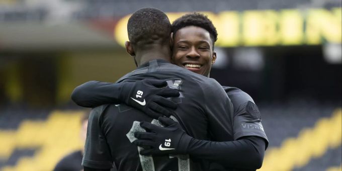 YBs Felix Mambimbi jubelt nach seinem Tor zum 2:0 mit Teamkollege Nicolas Moumi Ngamaleu. YB