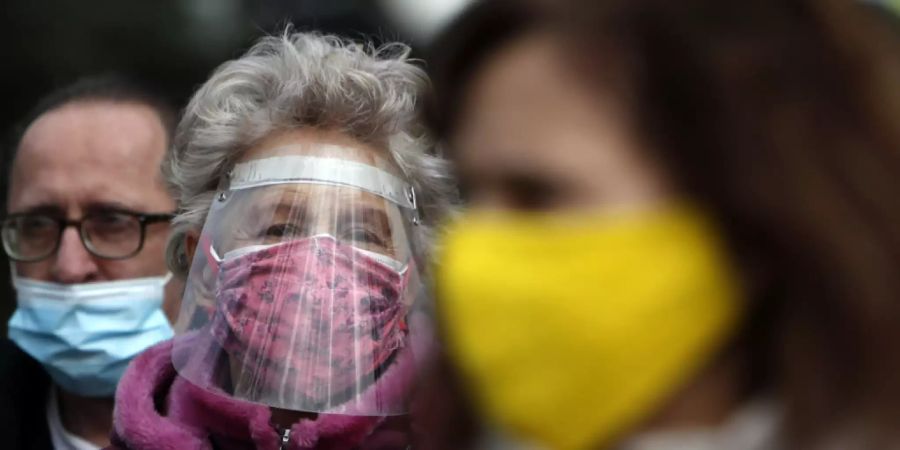 Menschen warten in einer Reihe, um in einem provisorischen Impfzentrum im Messegebäude eine Impfung mit dem Corona-Impfstoff von Sinopharm zu erhalten. Foto: Darko Vojinovic/AP/dpa