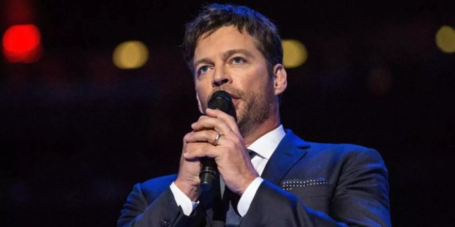 Harry Connick Jr. singt «How Great Thou Art» vor einer von Papst Franziskus geleiteten Messe im Madison Square Garden (2015). Foto: Andrew Burton / Pool/epa/Getty Pool/dpa