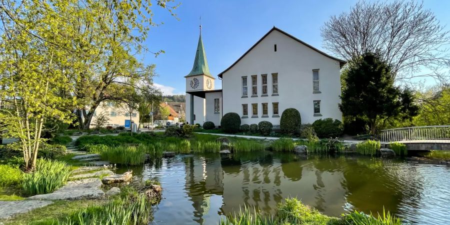 Der Stadtpark und die reformierte Kirche in Schlieren.
