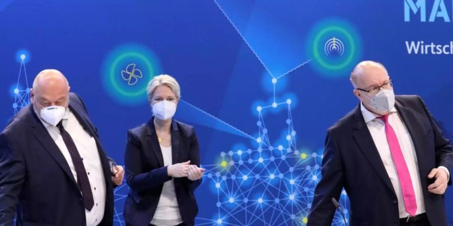 Landeswirtschaftsminister Harry Glawe (l-r), Ministerpräsidentin Manuela Schwesig und Bundeswirtschaftsminister Peter Altmaier bei der Nationalen Maritimen Konferenz in Rostock. Foto: Bernd Wüstneck/dpa-Zentralbild/dpa