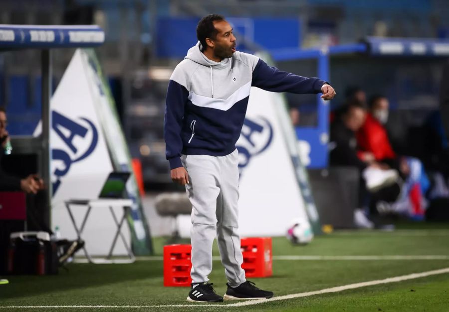 HSV-Trainer Daniel Thioune gestikuliert am Spielfeldrand.