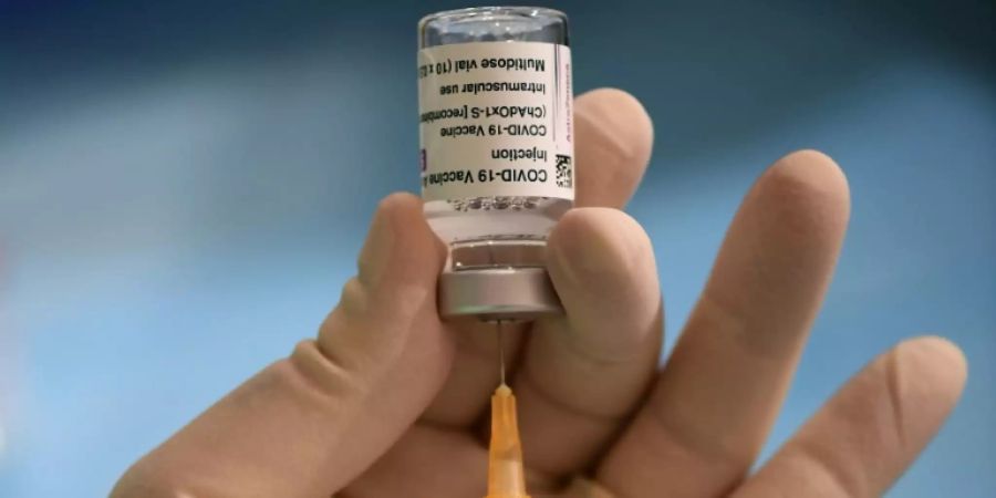 Impfstoff von Astrazeneca wird verabreicht