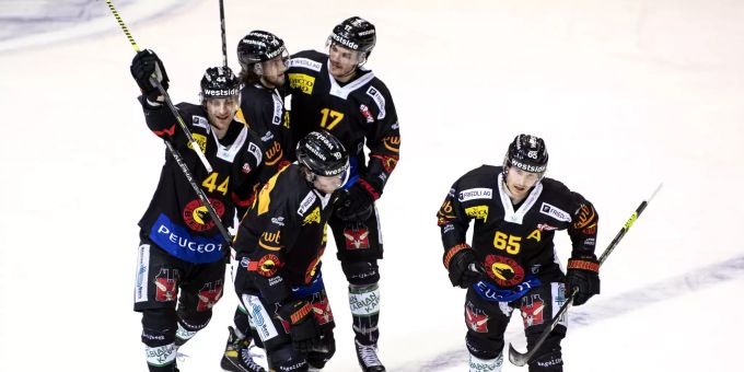 Die Spieler des SC Bern feiern ein Tor im Playoff-Viertelfinal gegen den EV Zug. SCB EV Zug Playoff