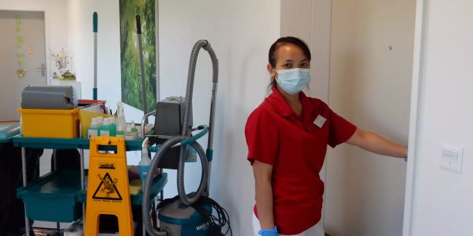 Wohnen mit Dienstleistungen; Reinigungsfachfrau Oke Tin Tial Ngun unterwegs zur Aus-führung ihrer Arbeit in den Alterswohnungen im Lindehuus. Wohnen mit Dienstleistungen