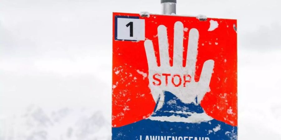 Das Symbolbild zeigt ein Lawinenwarnschild im österreichischen Tirol. Foto: Jakob Gruber/APA/dpa