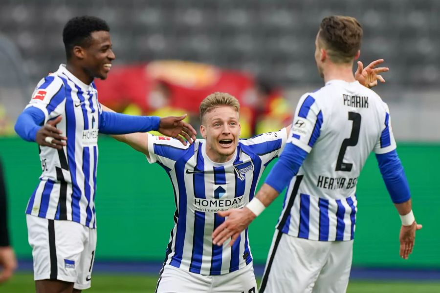 Herthas Mittelfeldspieler Santiago Ascacibar und Torschütze Herthas Abwehrspieler Peter Pekarik nach dem 2:0.