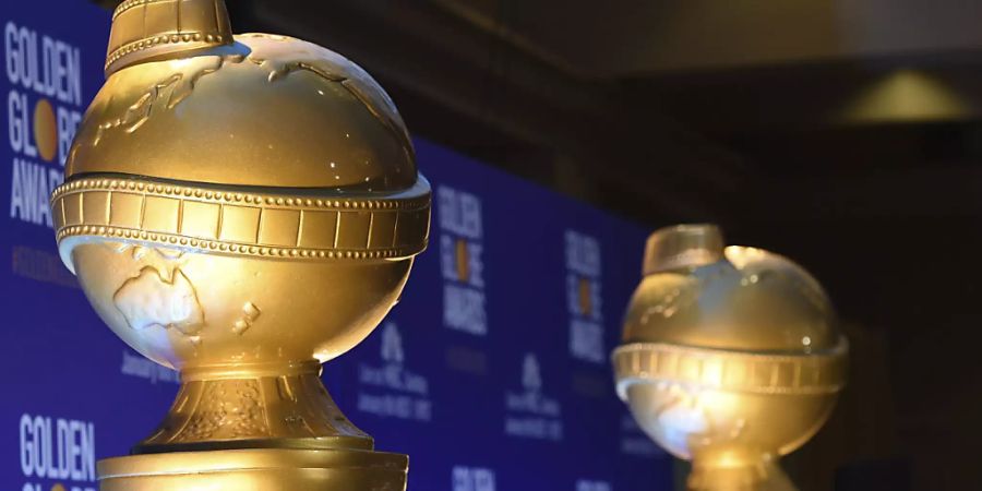 ARCHIV - Statuen in Form der Golden Globes stehen vor der Nominierung für die 76. Golden Globe Awards auf der Bühne. Der für die Vergabe der Golden-Globe-Trophäen zuständige Verband hat sich für Reformen in den eigenen Reihen ausgesprochen. Foto: Chris Pizzello/Invision/AP/dpa