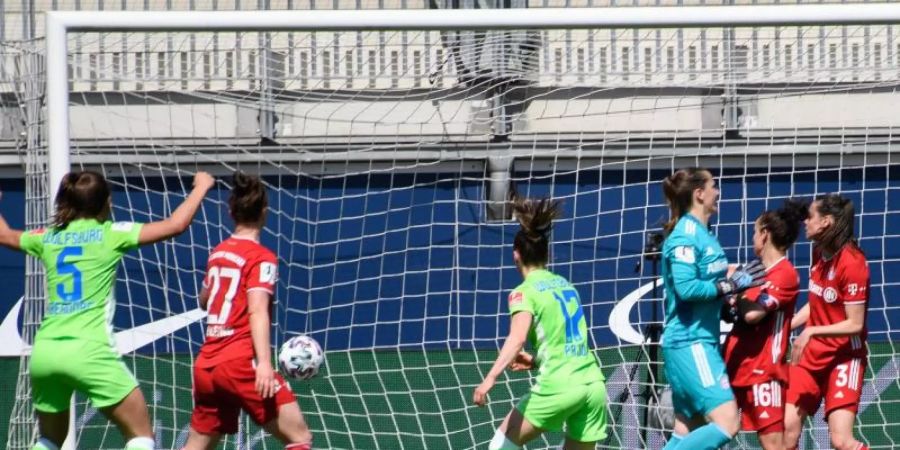 Wolfsburgs Ewa Pajor (M) köpft den Ball ins Tor zum 1:1. Foto: Swen Pförtner/dpa