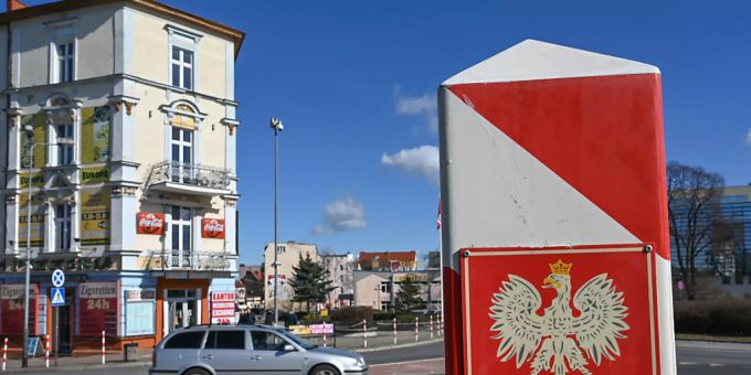 Ein Grenzpfeiler in den Nationalfarben Polens steht nahe dem Grenzübergang Stadtbrücke zwischen dem polnischen Slubice und Frankfurt (Oder) in Brandenburg. In zwei polnischen Landesteilen werden nun die Corona-Massnahmen verschärft. Foto: Patrick Pleul/dpa-Zentralbild/dpa Ein Grenzpfeiler in den Nationalfarben Polens steht nahe dem Grenzübergang Stadtbrücke zwischen dem polnischen Slubice und Frankfurt (Oder) in Brandenburg. In zwei polnischen Landesteilen werden nun die Corona-Massnahmen verschärft. Foto: Patrick Pleul/dpa-Zentralbild/dpa