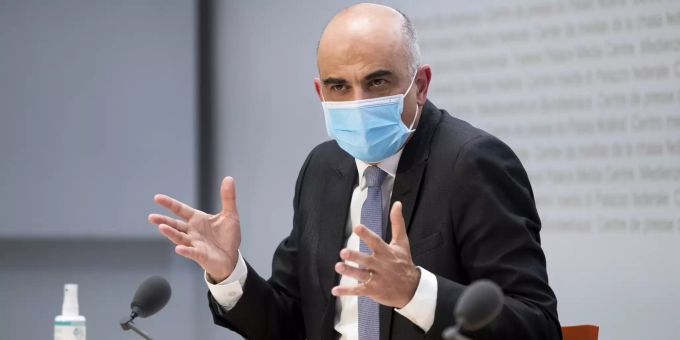 Bundesrat Alain Berset spricht während einer Medienkonferenz des Bundesrates zur aktuellen Lage im Zusammenhang mit dem Coronavirus, am Mittwoch, 24. Februar 2021, in Bern.