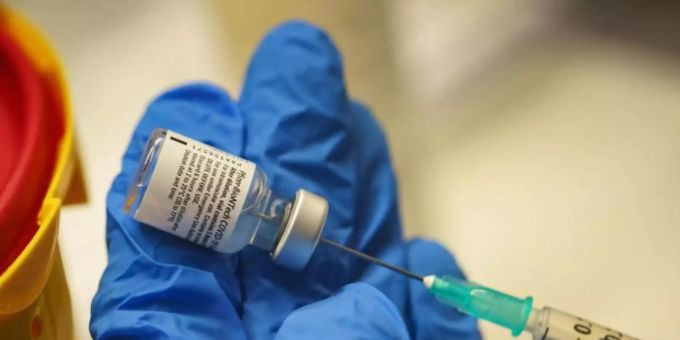 Ein Arzt bereitet eine Dosis mit dem Coronavirus-Impfstoff von Biontech/Pfizer vor. (Symbolbild) Coronavirus
