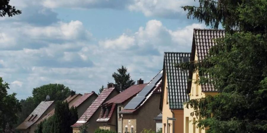 Einfamilienhäuser schneiden bei der Klimabilanz meist schlechter ab als Wohnungen in Mehrfamilienhäusern. Foto: Soeren Stache/dpa-Zentralbild/dpa