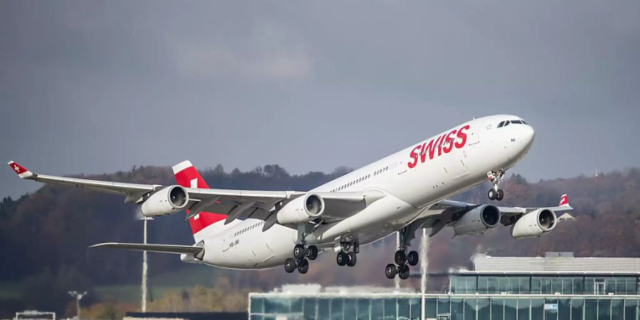 Die Swiss lässt beim Ausbau des Flugprogramms Vorsicht walten. Angesichts der anhaltenden Unsicherheiten am Reisemarkt werden die Pläne für Flüge im zweiten Quartal gestutzt.(Archivbild)