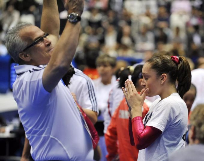 Ein Archiv-Bild: Der ehemalige US-Turntrainer John Geddert (L) feiert mit Jordyn Wieber (R) die Goldmedaille an der Weltmeisterschaft in Tokio im Oktober 2011. John Geddert