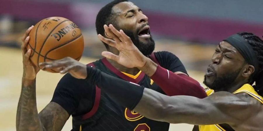 Andre Drummond (l) von den Cleveland Cavaliers spielt zukünftig für die Los Angeles Lakers. Foto: Tony Dejak/AP/dpa
