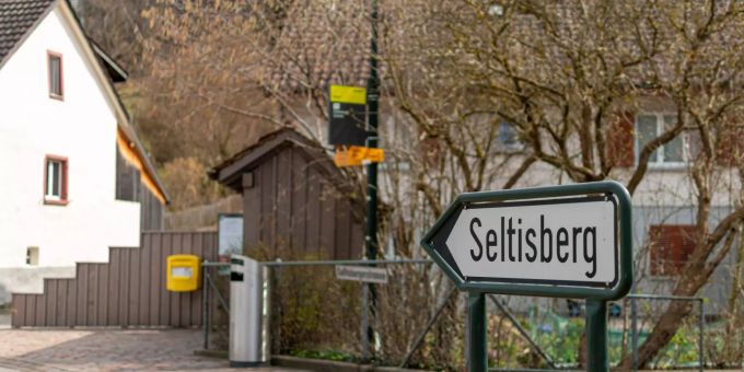 Ortsschild der Gemeinde Seltisberg im Bezirk LIestal. - Basel-Landschaft Ortsschild der Gemeinde Seltisberg im Bezirk LIestal. - Basel-Landschaft