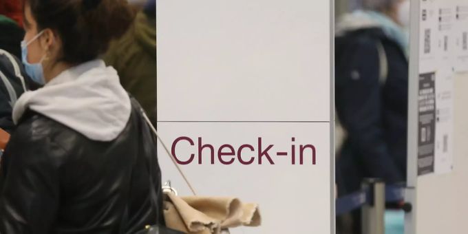 Passagiere stehen am Flughafen Düsseldorf wegen des Coronavirus in einer Schlange, um für einen Eurowings-Flug nach Palma de Mallorca einzuchecken. coronavirus checkin Mallorca reisen