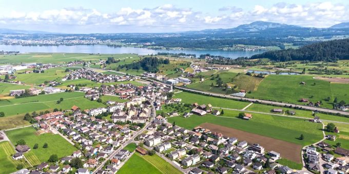 Drohnenaufnahme auf Höhe Bahnhof Siebnen-Wangen SZ mit Blick Richtung Dorfzentrum. Wangen SZ Luftaufnahme