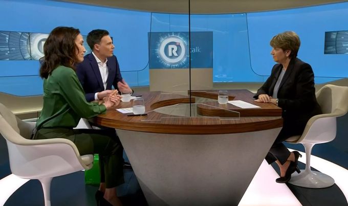 Bundesrätin Viola Amherd diskutiert im «Rundschau»-Talk mit den SRF-Moderatoren Nicole Frank und Dominik Meier. Viola Amherd Rundschau-Talk