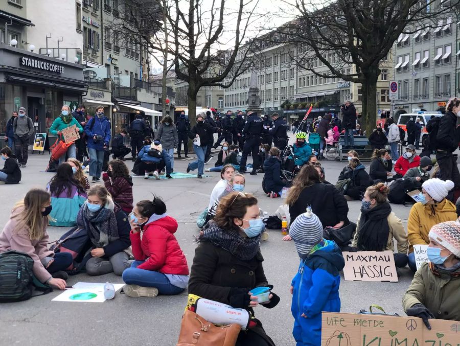 Viele der Aktivisten haben auch Schilder mitgebracht.