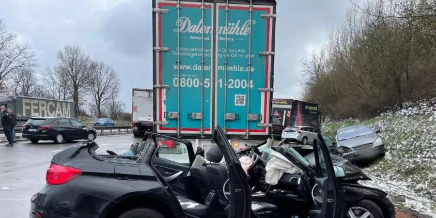 Fahrzeuge stehen quer nach einer Massenkarambolage auf der Autobahn A9. Foto: Michael Schmelzer/Vifogra/dpa