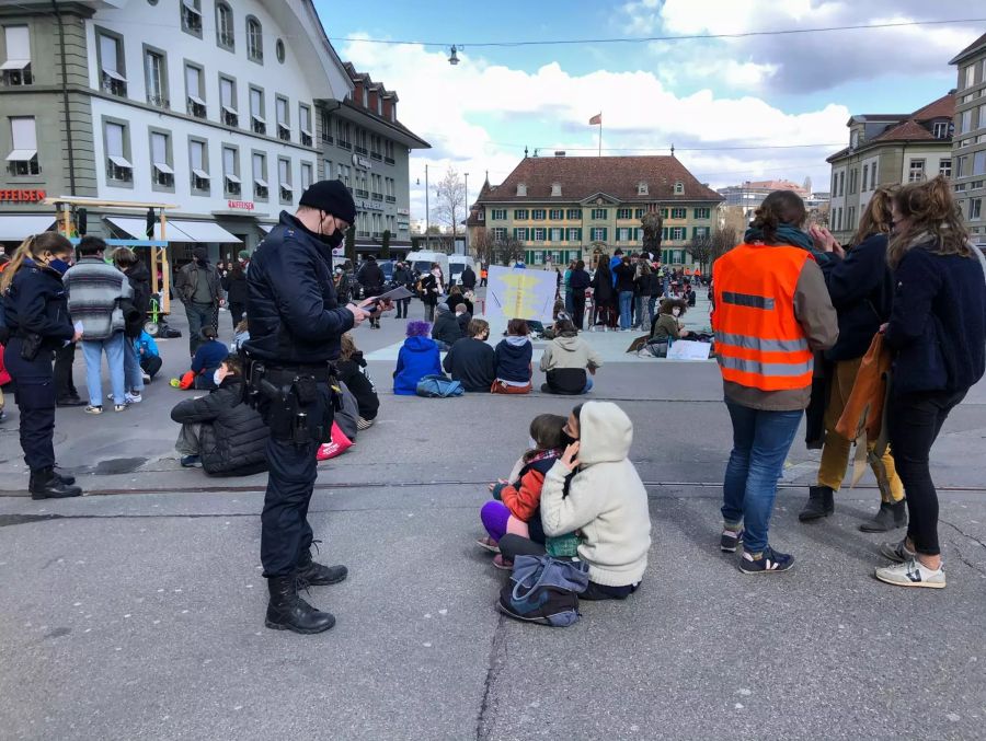 Teilnehmer werden gebüsst.