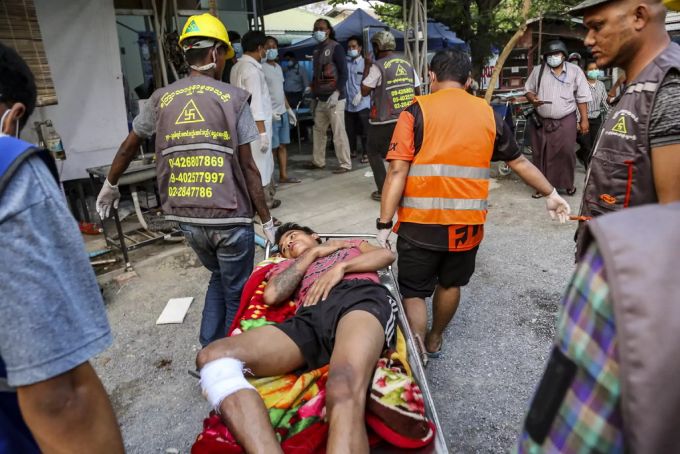 Ein verletzter Demonstrant wird zur Behandlung getragen. Myanmar Proteste
