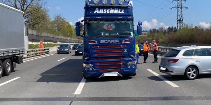 Kollision zwischen Auto und Lastwagen.