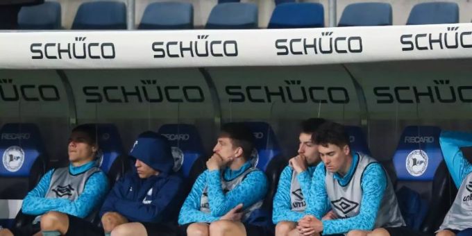 Perfekt: Nach der Niederlage in Bielefeld ist Schalke 04 zum vierten Mal in der Club-Geschichte abgestiegen. Foto: Friso Gentsch/dpa Pool/dpa Perfekt: Nach der Niederlage in Bielefeld ist Schalke 04 zum vierten Mal in der Club-Geschichte abgestiegen. Foto: Friso Gentsch/dpa Pool/dpa