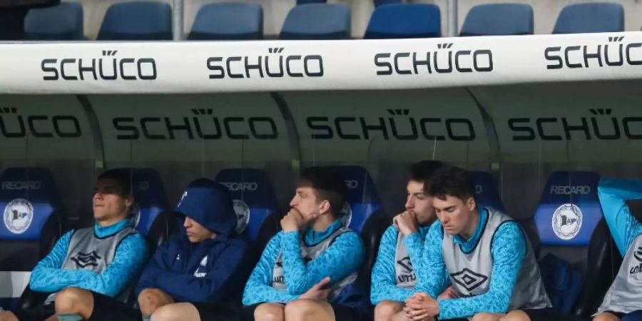 Perfekt: Nach der Niederlage in Bielefeld ist Schalke 04 zum vierten Mal in der Club-Geschichte abgestiegen. Foto: Friso Gentsch/dpa Pool/dpa