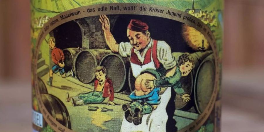 Das Etikett "Kröver Nacktarsch" ziert eine Weinflasche. Foto: Thomas Frey/dpa