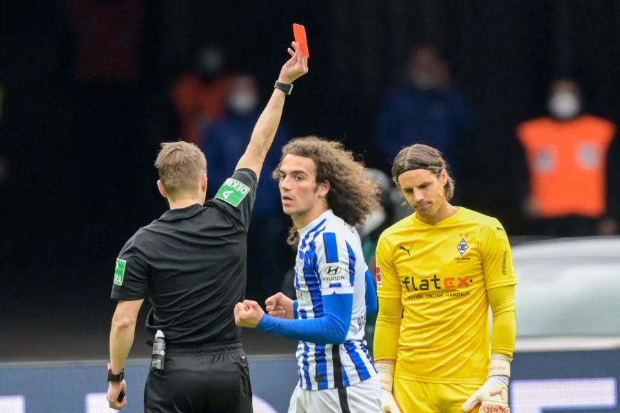 Yann Sommer fliegt gegen Hertha Berlin frühzeitig vom Platz.