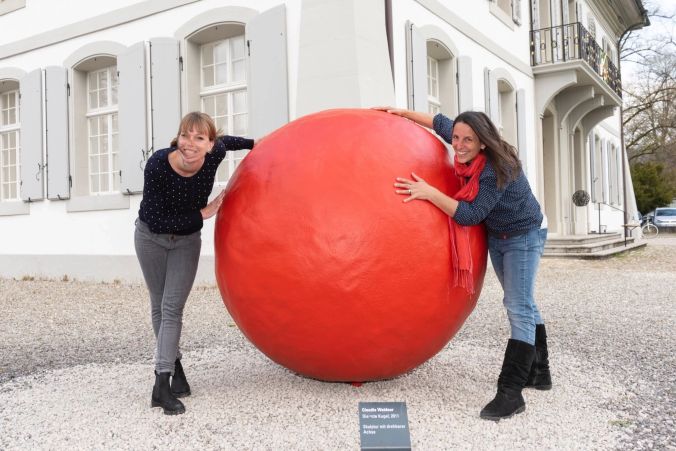 Eva Bigler, Claudia Waldner und die rote Kugel.