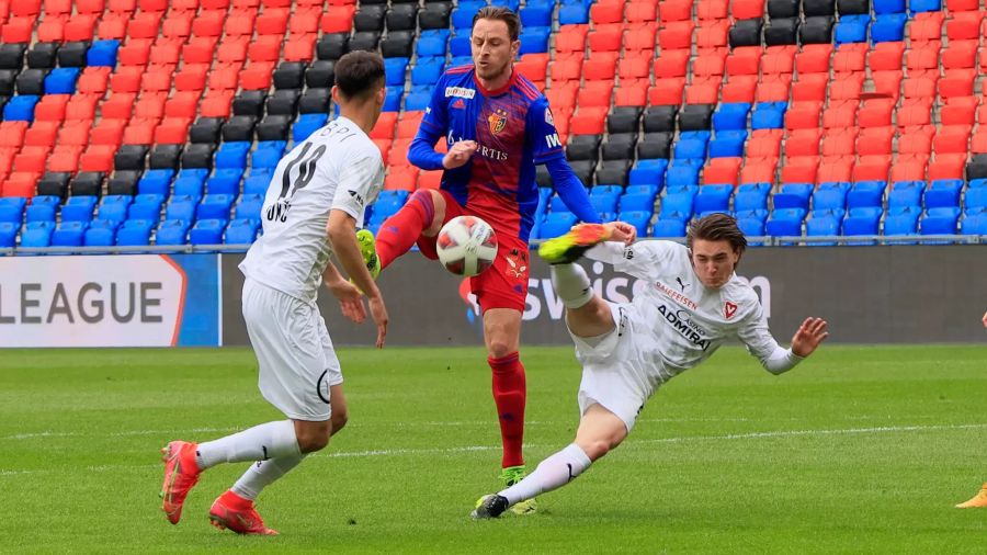 In der Folge baut der FC Basel immer mehr ab.