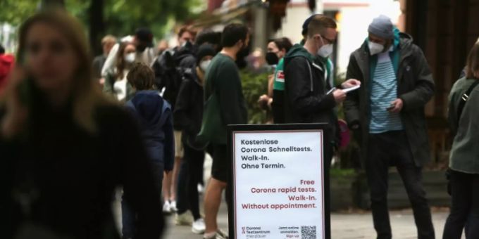 Schlange vor einem Testzentrum in Berlin Schlange vor einem Testzentrum in Berlin