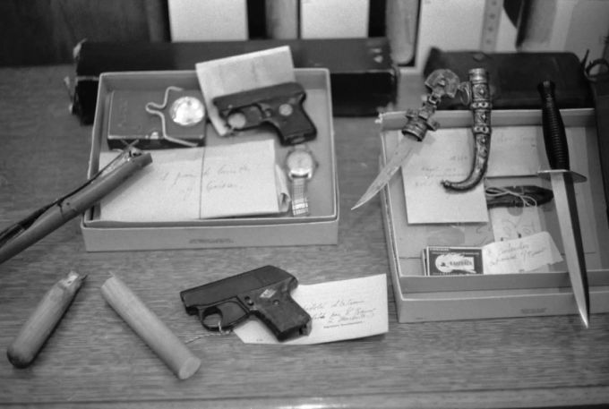 Richard Bauer hatte ein ganzes Waffenarsenal mit dabei, als er in der Nacht vom 8. Auf den 9. November 1957 seinen Schwiegervater Leo Geisser mit Hieben und Messerstichen ermordete. Josette Bauer
