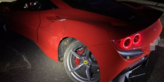 Der Ferrari nach dem Selbstunfall. Ferrari Selbstunfall