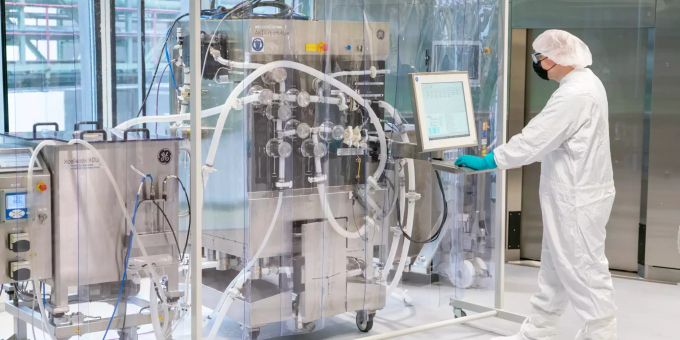 Ein Mitarbeiter betrachtet in der Impstoff-Produktion der Bayer AG einen Bildschirm. pharmaindustrie coronavirus impfstoff