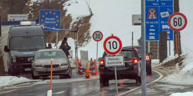 Polizisten kontrollieren nahe dem Aschauer Ortsteil Sachrang vom Kufsteinerland in Tirol die nach Österreich fahrenden PKW. Coronavirus - Grenzkontrollen zu Tirol