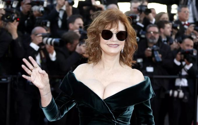 Die US-Schauspielerin Susan Sarandon winkt am Cannes Filmfestival 2017 in die Kamera. susan sarandon