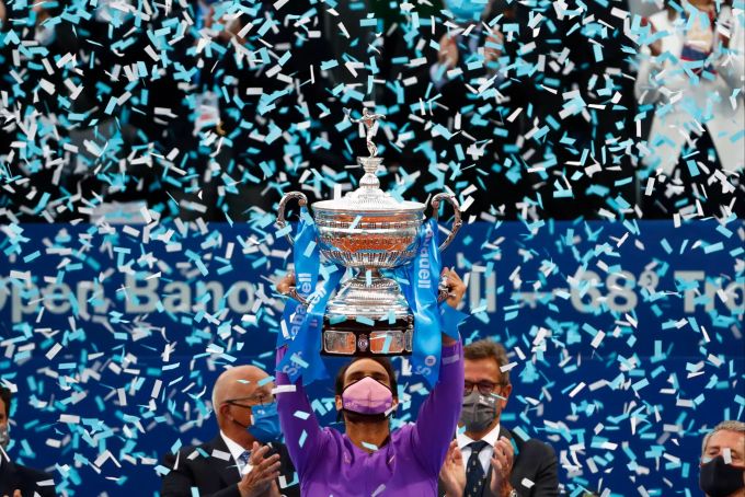 Bereits zum zwölften Mal stemmt Rafael Nadal den Titel in Barcelona in die Höhe. Diesen verdient er sich in einem unglaublichen Final. Rafael Nadal - Barcelona